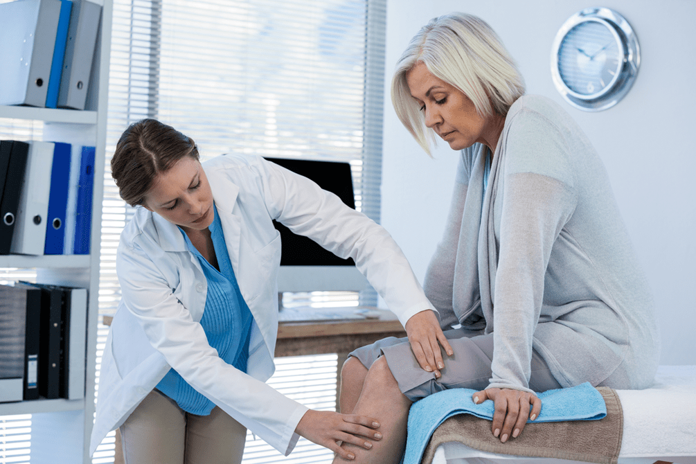 डॉक्टर घुटने के जोड़ के आर्थ्रोसिस वाले रोगी की जांच करते हैं