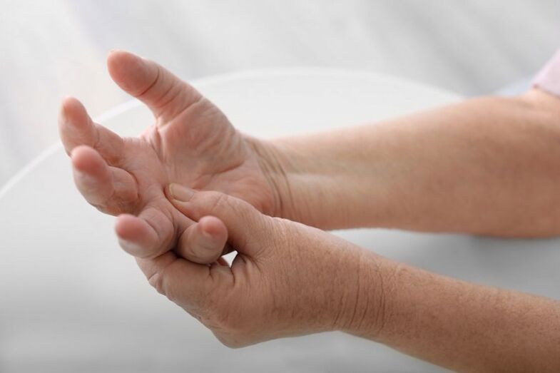 हाथों और उंगलियों में दर्द सर्वाइकल ओस्टियोचोन्ड्रोसिस का एक सामान्य लक्षण है