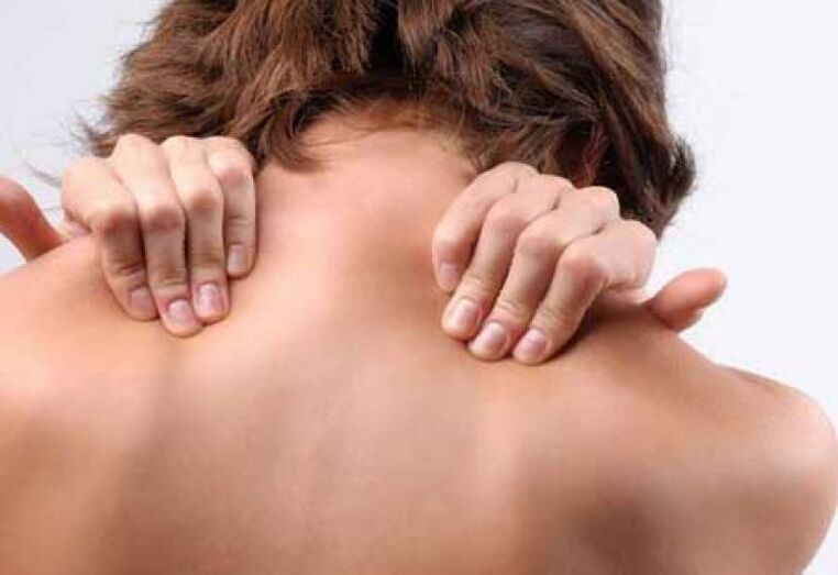 थोरैसिक ओस्टियोचोन्ड्रोसिस का एक लक्षण कंधे के ब्लेड के बीच दर्द हो रहा है।
