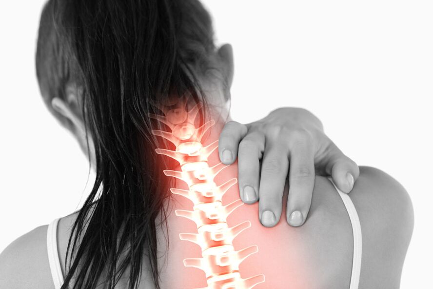 महिलाओं में वक्षीय रीढ़ की ओस्टियोचोन्ड्रोसिस के कारण दर्द गर्दन क्षेत्र तक फैल सकता है